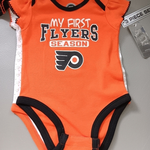 NWT INFANT NHL PHILADELPHIA FLYERS 3 PIECE ONSIE SET INFANT SZ 12 MONTHS - Picture 2 of 4